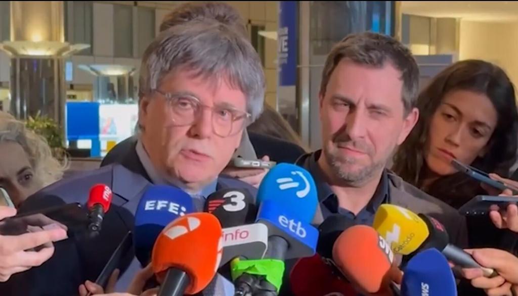 Carles Puigdemont, junto a Toni Comín, responde a los medios desde Bruselas.