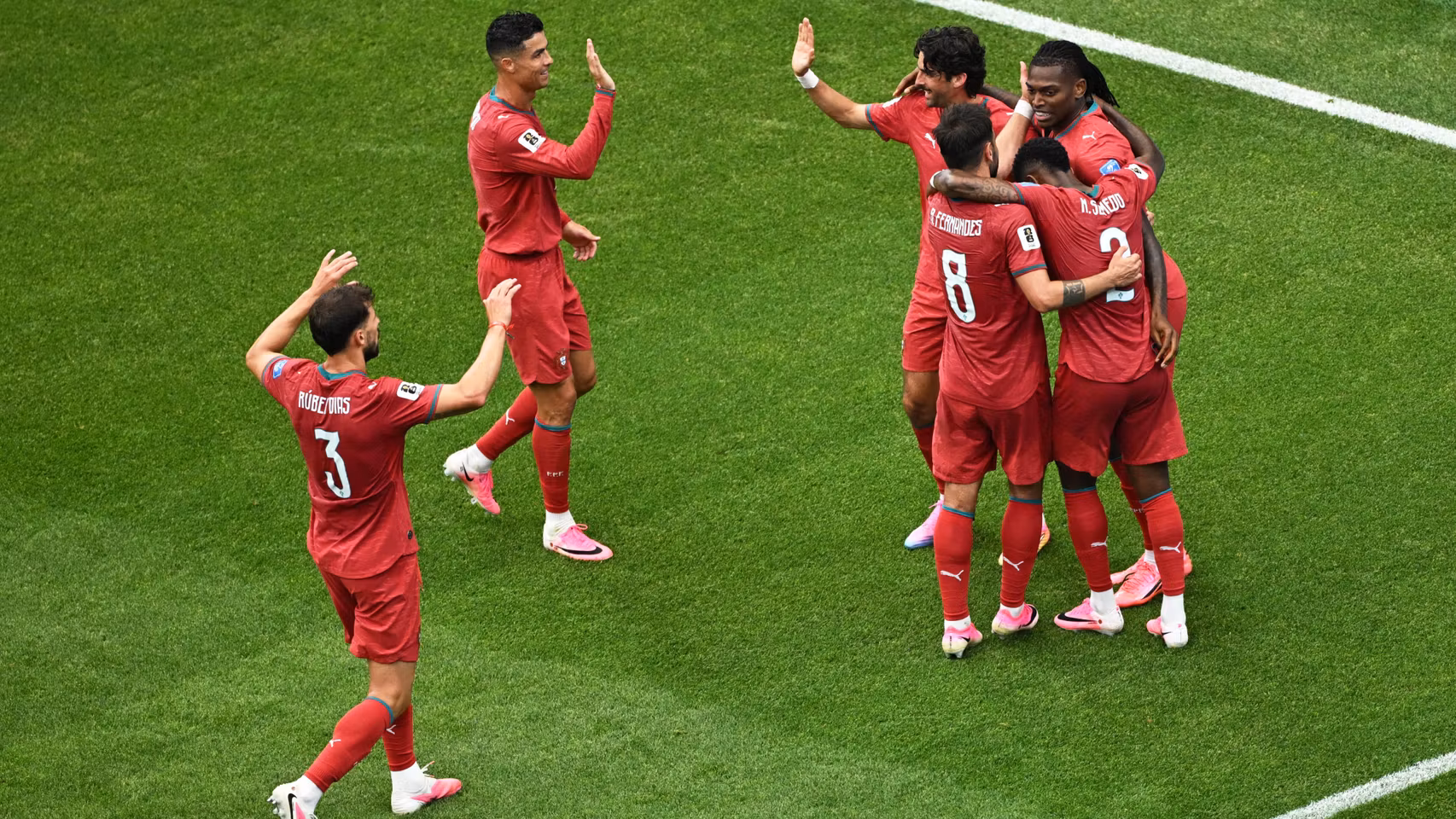 La selección portuguesa celebra el gol de Rafael Leao.