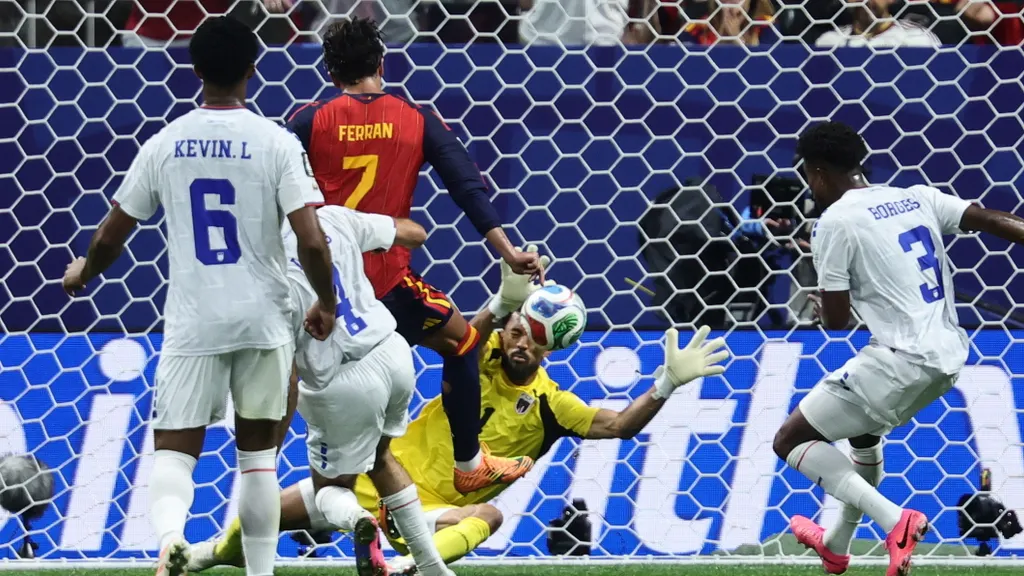 Vozinha evita el gol de Ferran Torres.