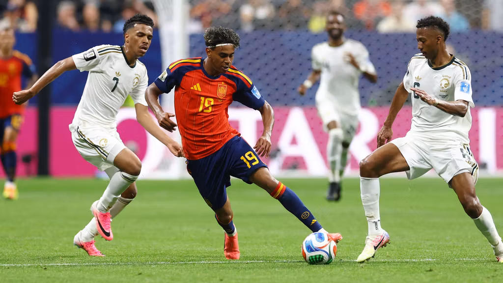 Lamine Yamal durante una jugada en el partido.