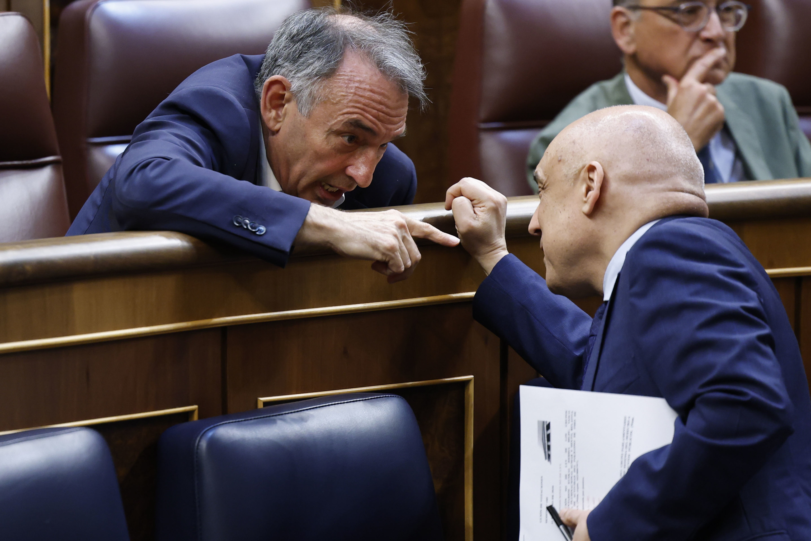 El diputado de Sumar Enrique Santiago conversa con el diputado socialista Rafael Simancas.