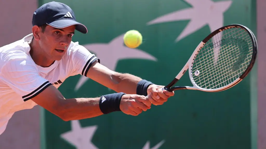 Rafa Jódar durante un punto en Roland Garros.