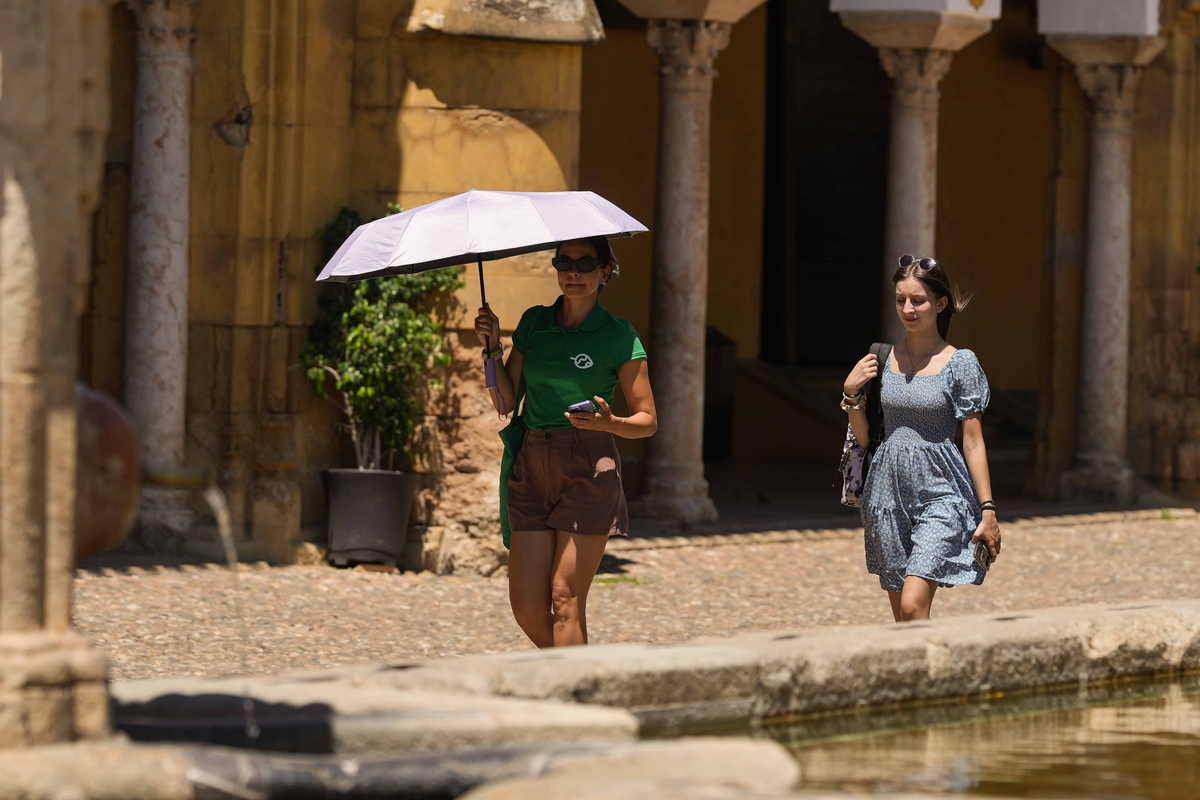 Dos personas pasean por el Patio de los Naranjos en Córdoba, a 10 de junio de 2026. (EFE/ Rafa Alcaide)