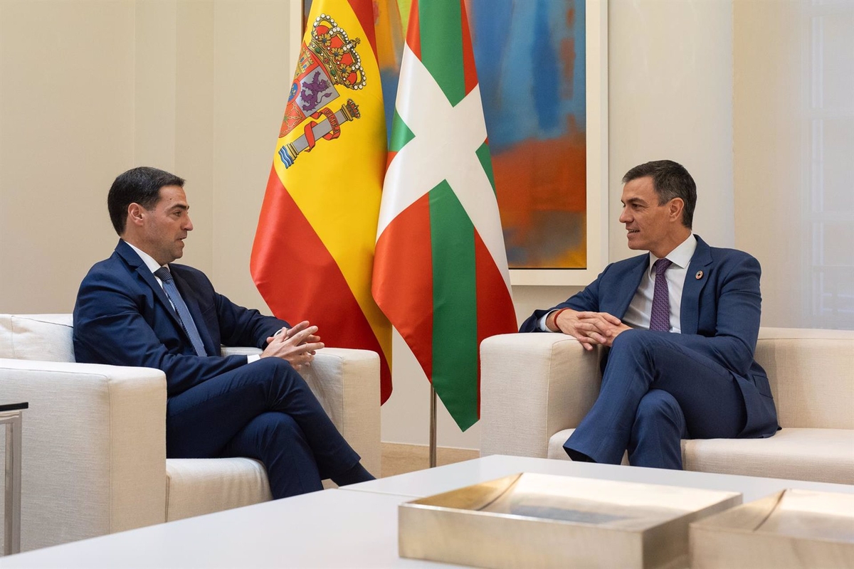 El presidente del gobierno, Pedro Sánchez (d), durante un encuentro con el lehendakari, Imanol Pradales (i).(Alejandro Martínez Vélez - Europa Press)
