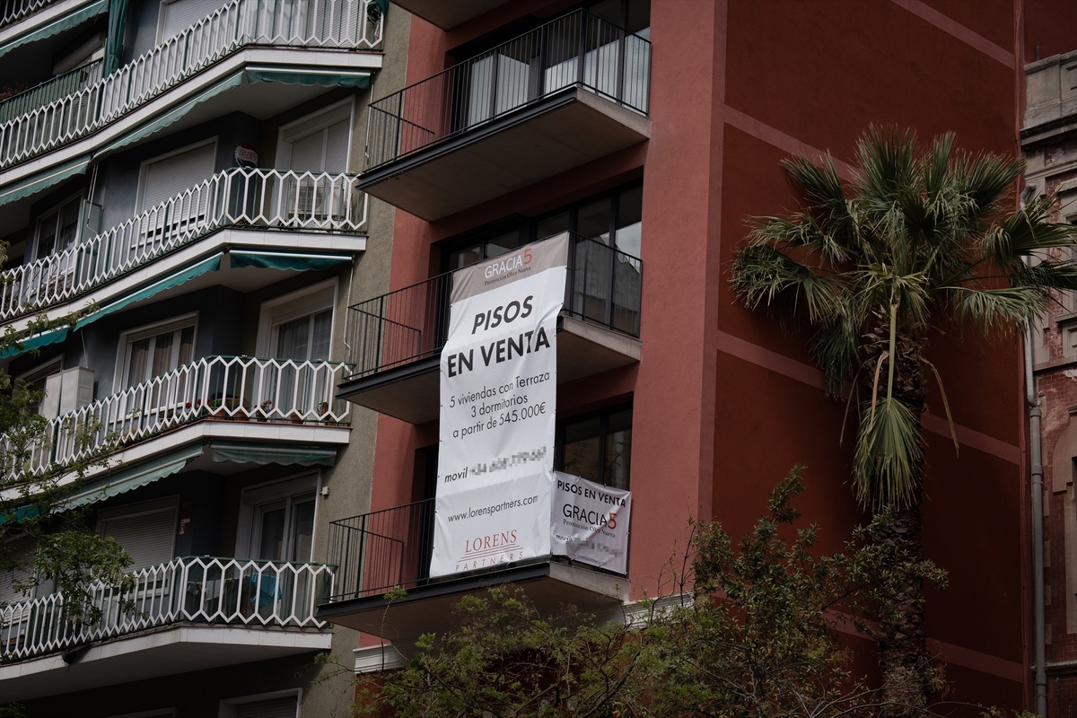 Cartel de venta en una fachada de un edificio en Barcelona. David Zorrakino / Europa Press