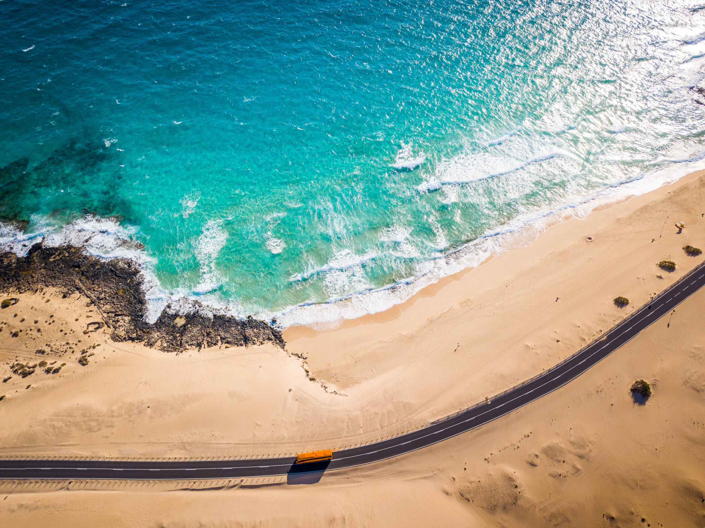 Foto: Un autobús pasando por la carretera de las dunas de esta laureada playa. (iStock)