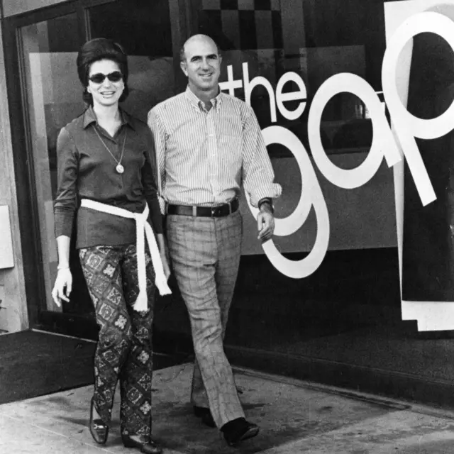 Donald y Doris Fisher caminando frente a una de sus tiendas en 1969.