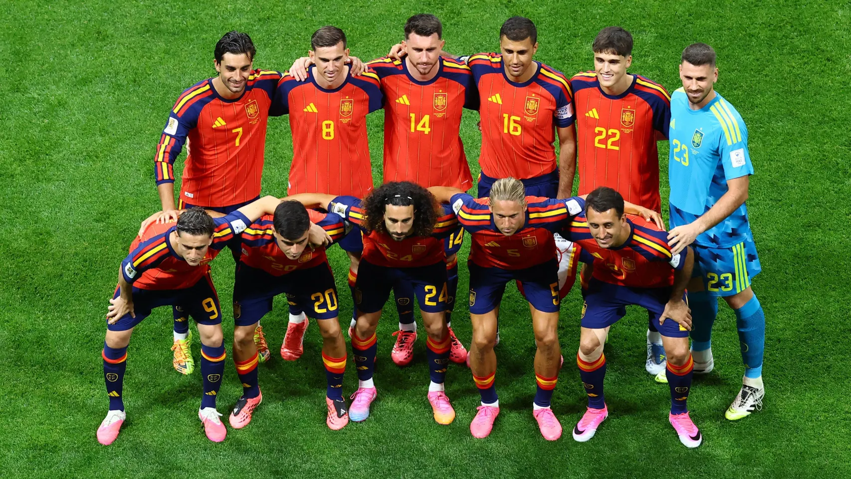Los once jugadores titulares de España antes de empezar el partido de debut en el Mundial. 