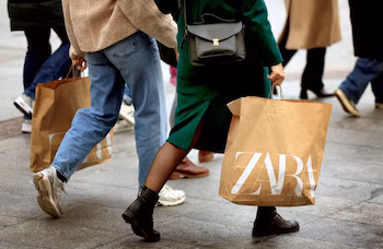 Unas mujeres llevan bolsos de Zara, la marca insignia de la multinacional española de moda Inditex, en la Gran Vía de Bilbao, España, el 15 de marzo de 2025. (REUTERS/Vincent West/Foto de archivo)