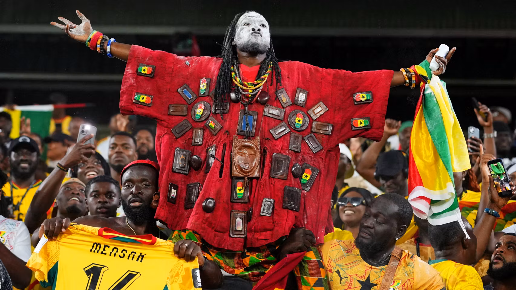 Aficionado de Ghana hace magia negra en el partido ante Panamá.