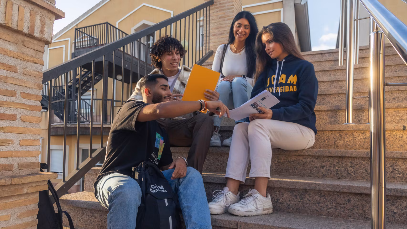 Estudiantes en el campus UCAM