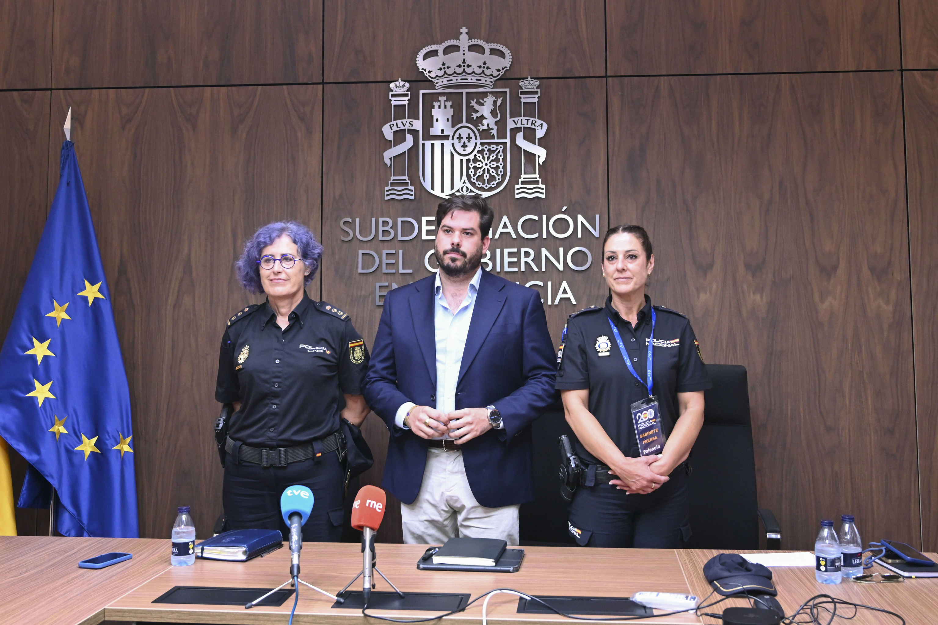 La comisaria jefa provincial de la Policía Nacional, Montserrat Marín (i); el subdelegado del Gobierno en Palencia, Eduardo Santiago (c) y la portavoz de la Policía Nacional, Ana María Álvarez.