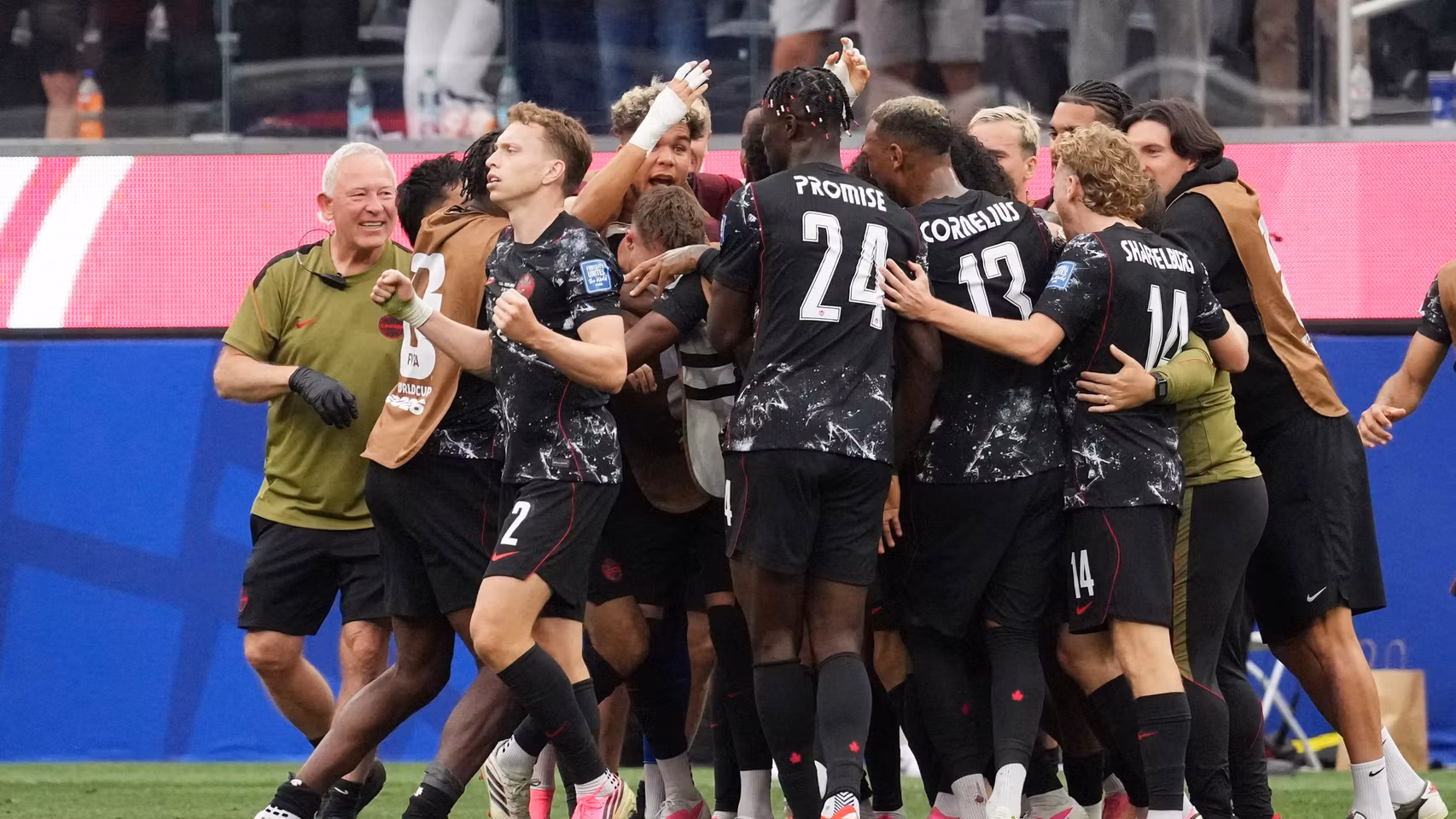Los jugadores de Canadá celebran el gol de Eustaquio.