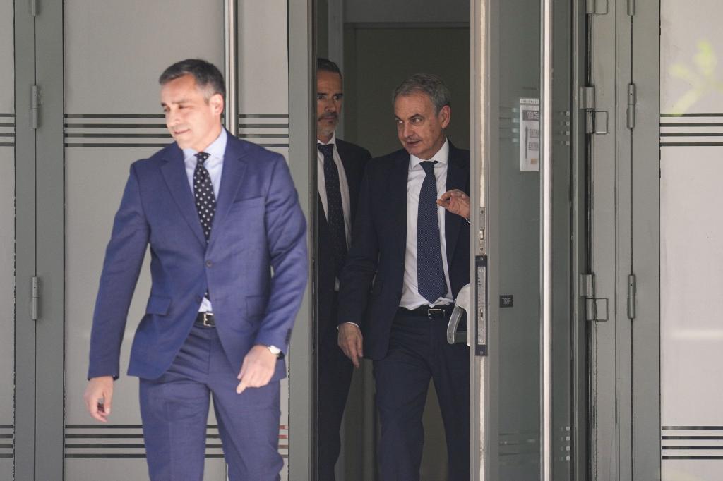 José Luis Rodríguez Zapatero abandona la Audiencia Nacional tras prestar declaración ante el juez Calama.