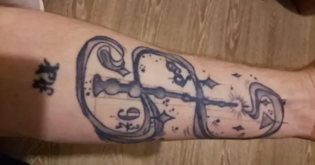 El mayor Oleksandr Ivanov exhibe símbolos del universo de Harry Potter, como una varita y el número nueve y tres cuartos tatuados en la parte interna de su antebrazo.