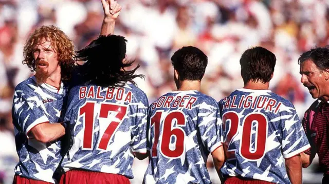 Jugadores con la camiseta de visitante de EE.UU. de 1994