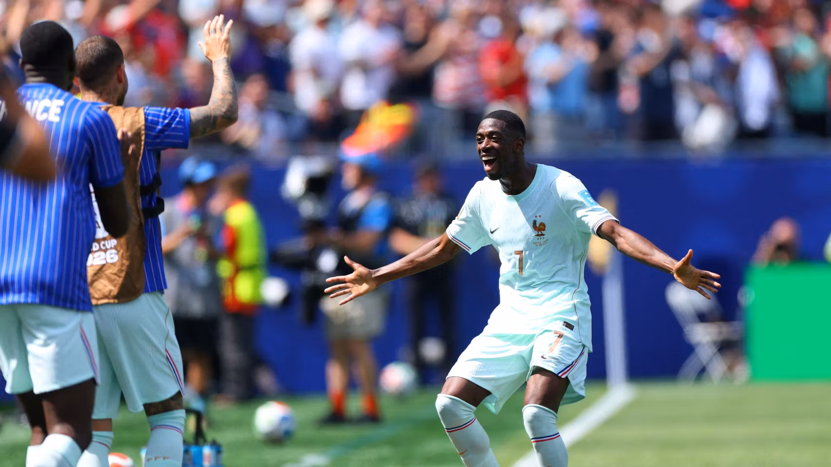 Dembélé acude a la banda para celebrar uno de sus goles.