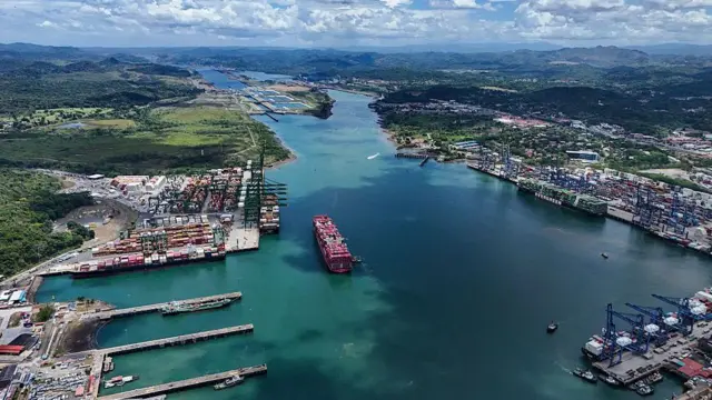 Vista aérea del buque portacontenedores One Contribution, que navega bajo bandera de Tokio, al entrar en el Canal de Panamá