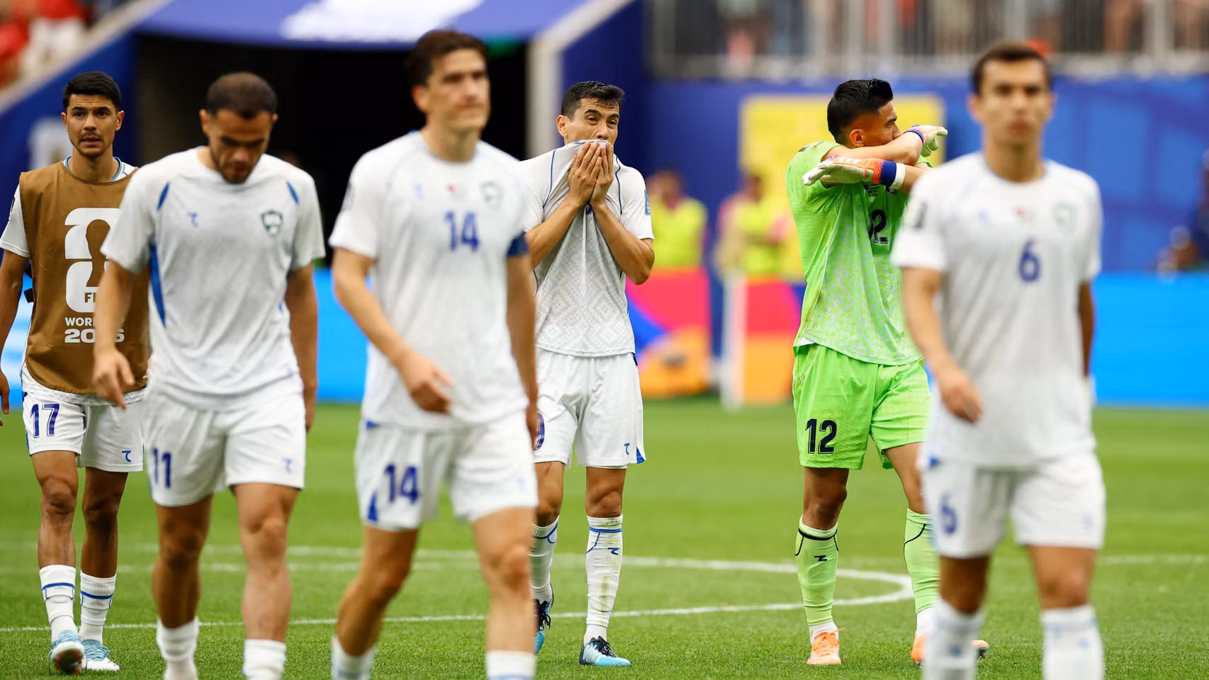 La selección de Uzbekistán, tras el partido ante Portugal.