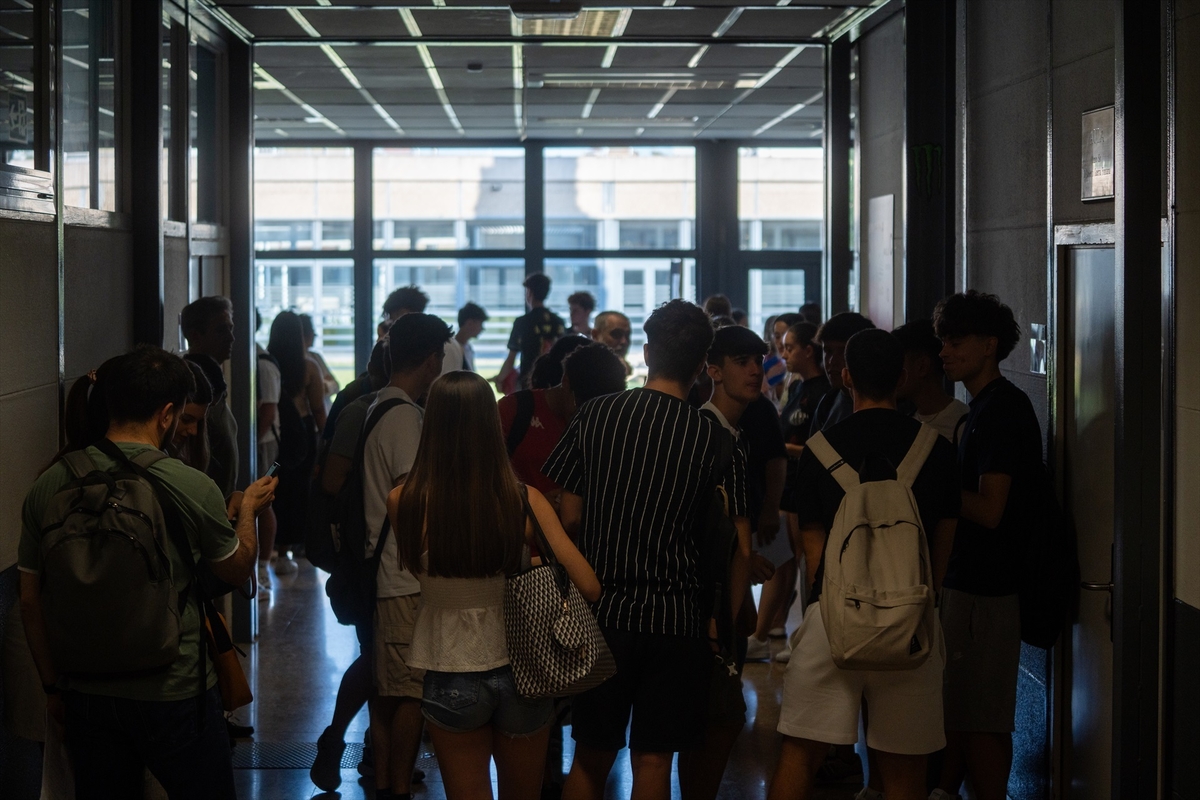 Imagen de un grupo de estudiantes de bachillerato en Valencia. (Jorge Gil / Europa Press)