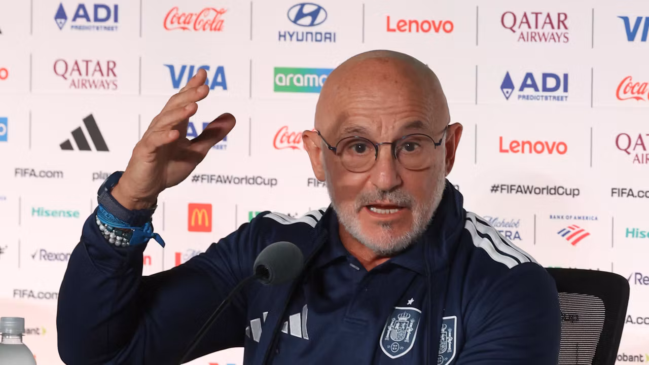 Luis de la Fuente en la rueda de prensa al partido de Uruguay.