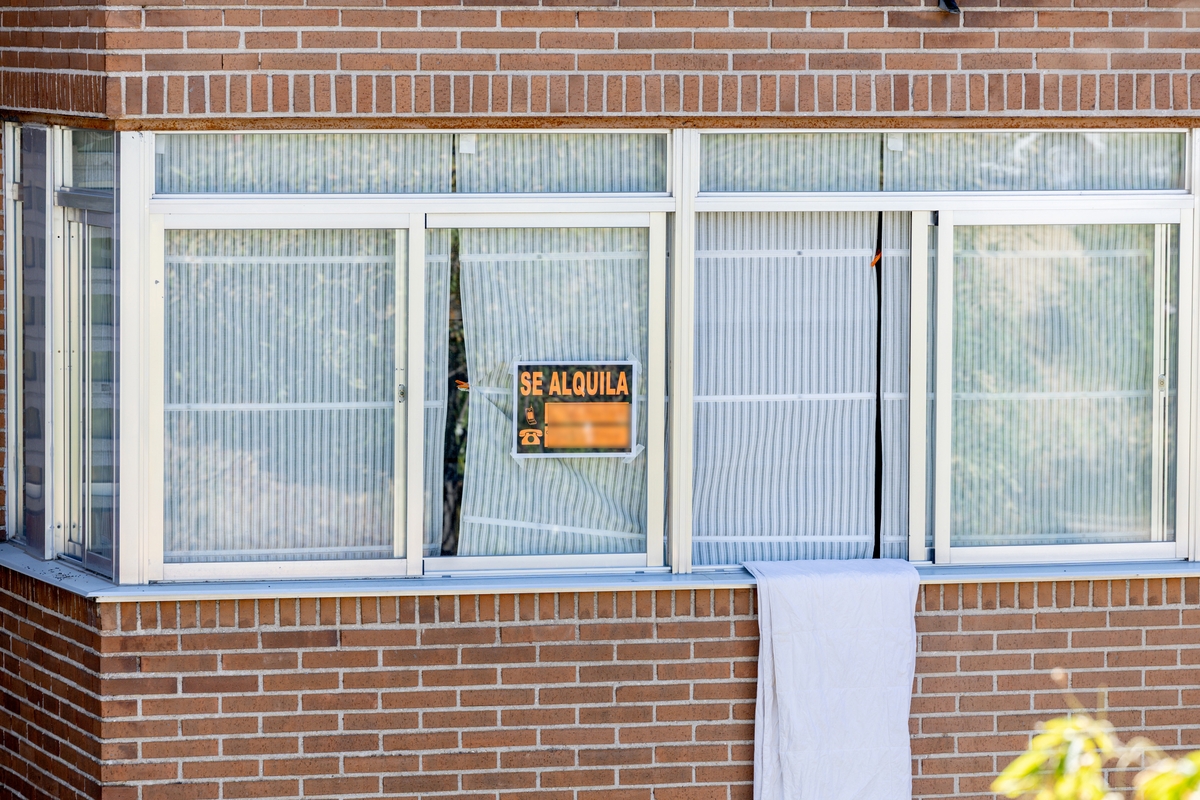 Un cartel de vivienda en alquiler en Madrid (Ricardo Rubio / Europa Press)