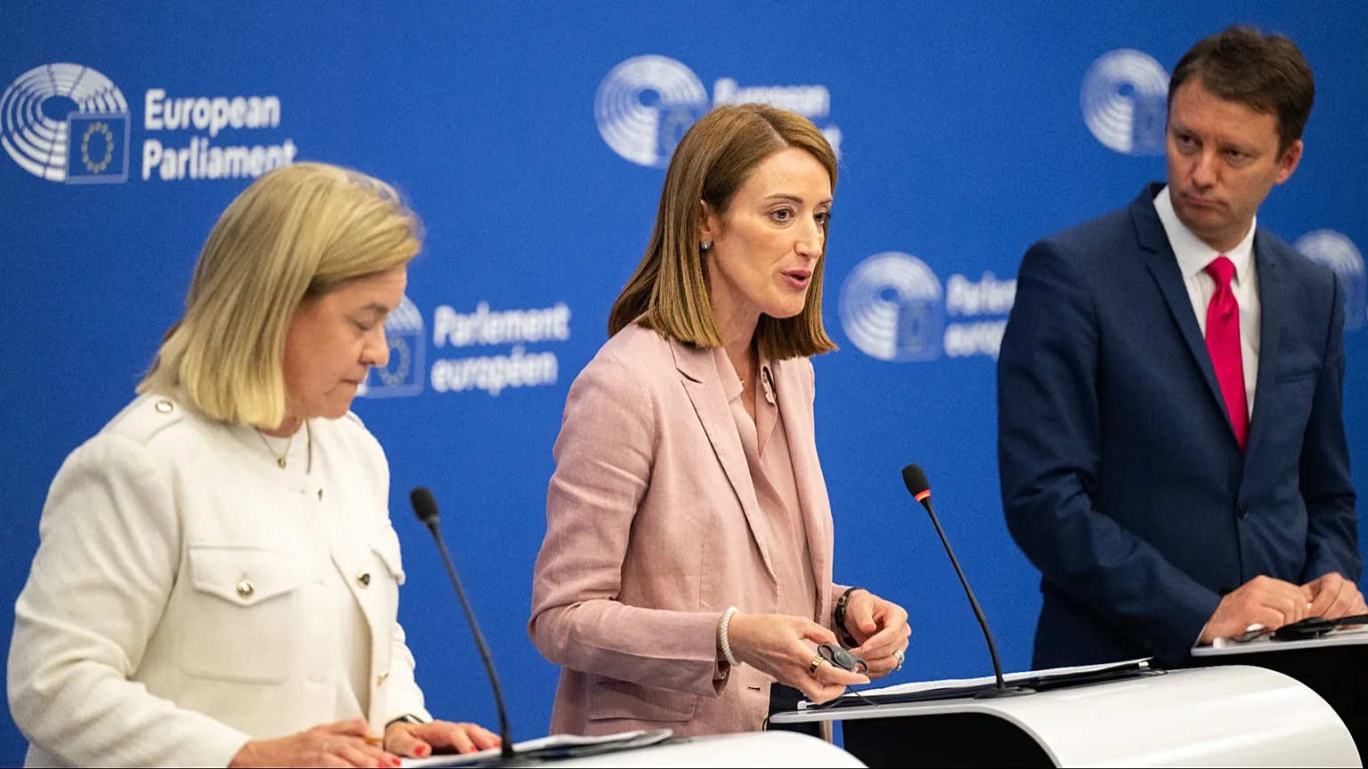 MEPs Carla Tavares (left) and Siegfried Mureșan (right) and European Parliament President Roberta Metsola (centre).