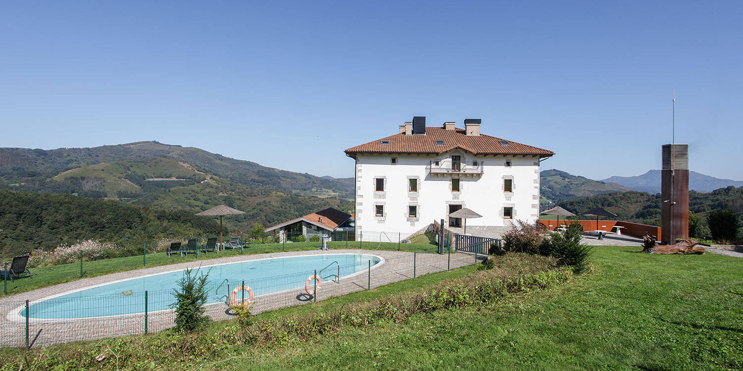 Foto: El caserío, situado en Igantzi, en plena comarca navarra de las Cinco Villas, cuenta con piscina exterior de temporada y amplias vistas al valle. (Irrisarri Land)