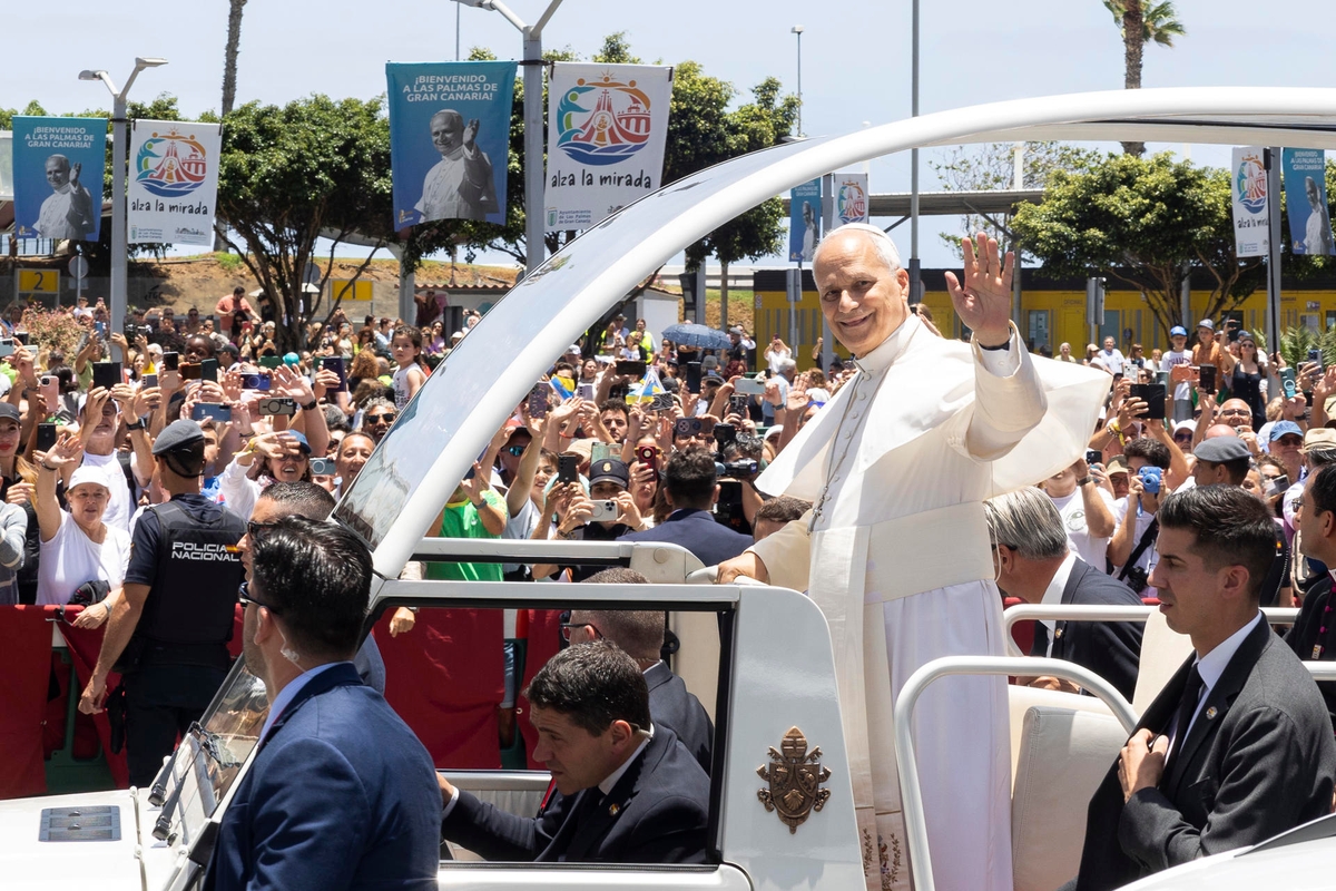El papa León XIV se dirige en el papamóvil a la catedral de Santa Ana, donde se reunió este jueves con los obispos, sacerdotes, los diáconos, religiosas, seminaristas y agentes de pastoral. EFE/ Quique Curbelo