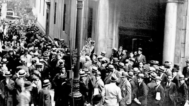 Miles de personas se aglomeran a la entrada de la bolsa de Nueva York pidiendo información sobre sus inversiones en octubre de 1929. 
