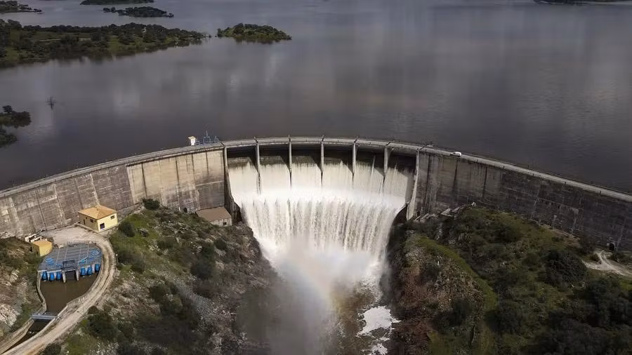 Embalse desembalsando agua. EFE