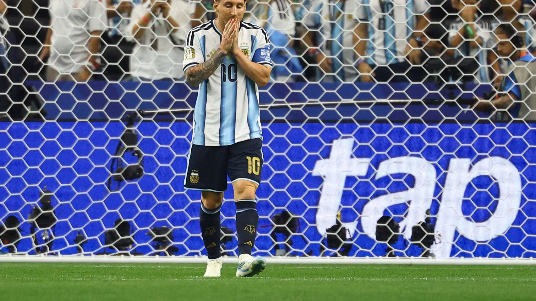 Messi se lamenta tras fallar el penalti.