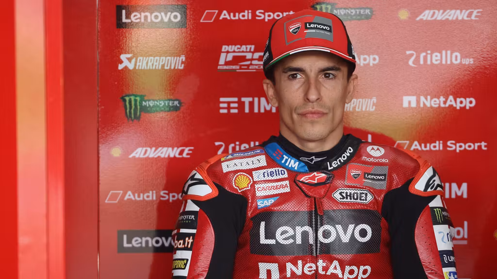 Marc Márquez, con rostro de concentración en el box de Ducati durante el GP de Brasil.