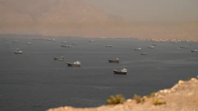 Embarcaciones en el estrecho de Ormuz, vistas desde Musandam, Omán, el 18 de junio de 2026.