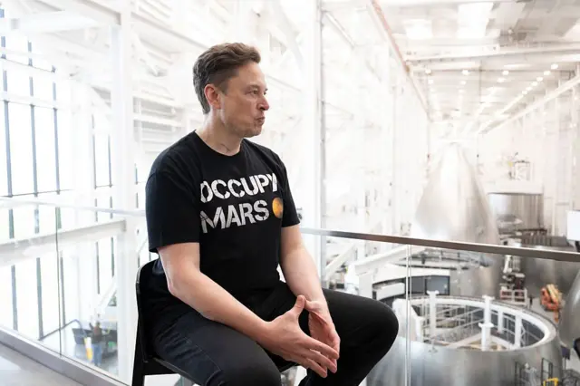 Elon Musk con una camiseta que pone "Occupy Mars", "Ocupemos Marte"