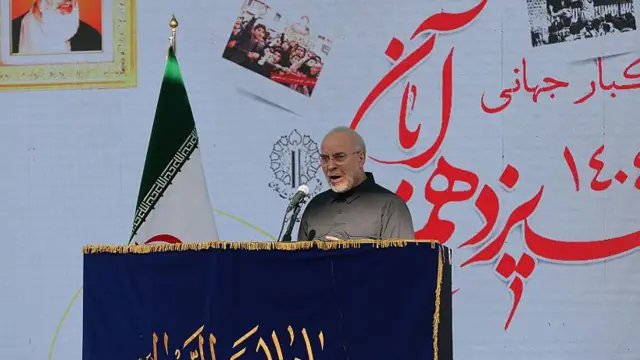 Mohammad Bagher Qalibaf, presidente del Parlamento de Irán, ante un micrófono