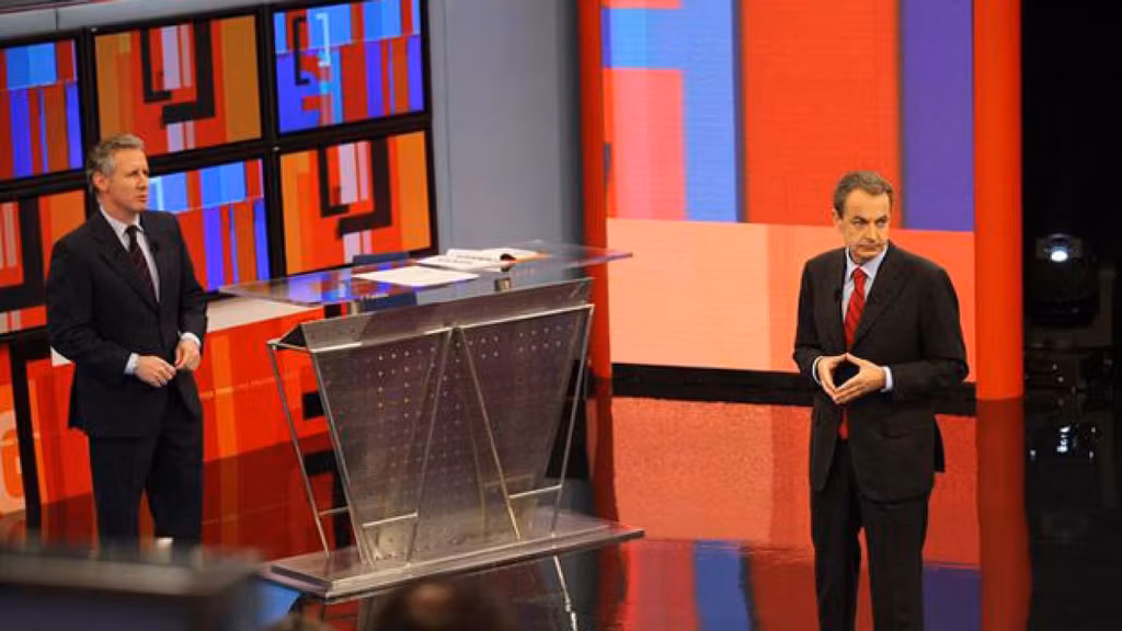 Lorenzo Milá, a la izquierda, junto a Zapatero durante la emisión del programa 'Tengo una pregunta para usted'.