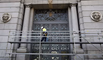 Un trabajador de la construcción en un andamio en el Banco de España en el centro de Madrid. REUTERS/Andrea Comas
