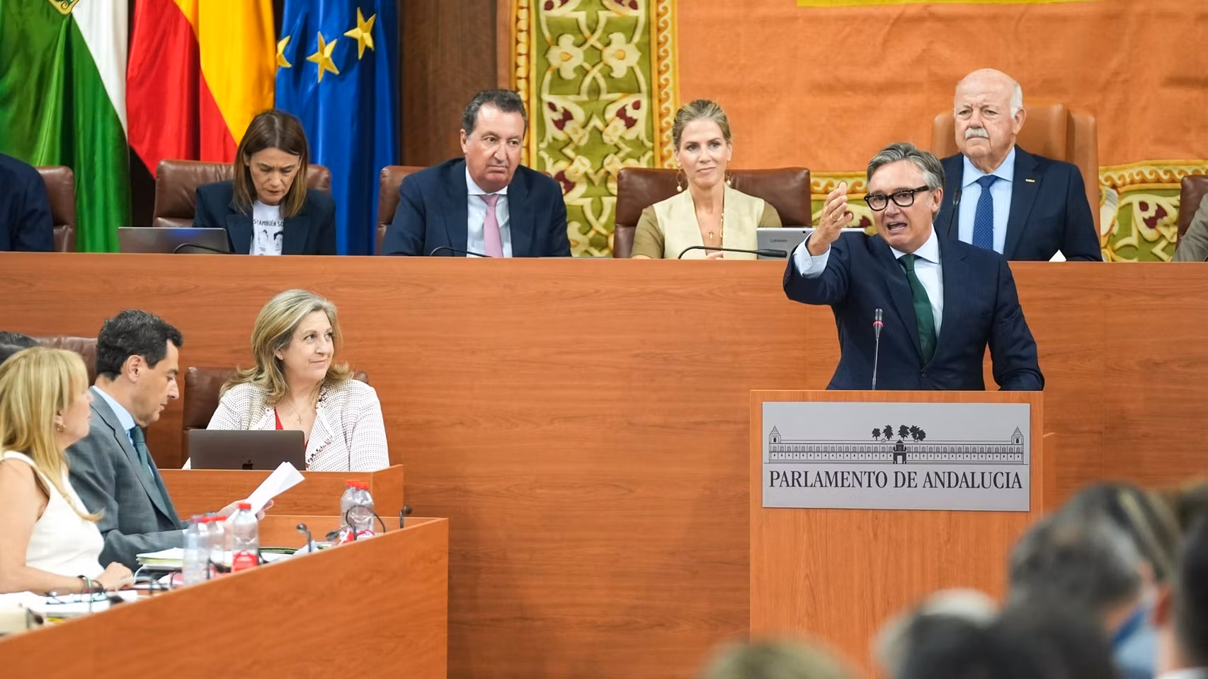 Manuel Gavira habla ante Juanma Moreno en la sesión de investidura