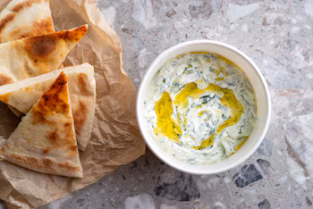 Salsa Tzatziki, una de las recetas más populares de la cocina griega