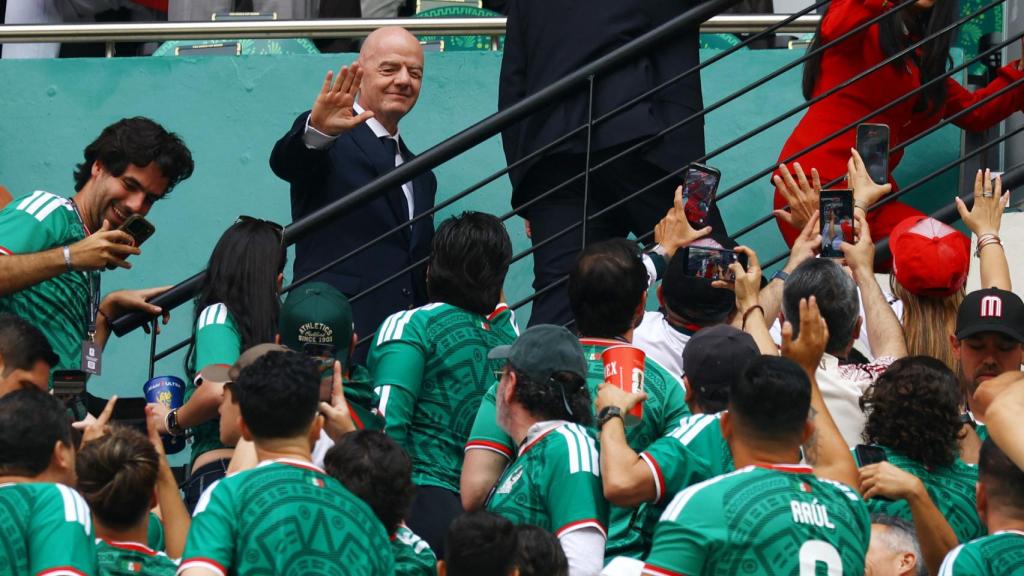 Gianni Infantino, frente a aficionados mexicanos en el partido inaugural del Mundial.