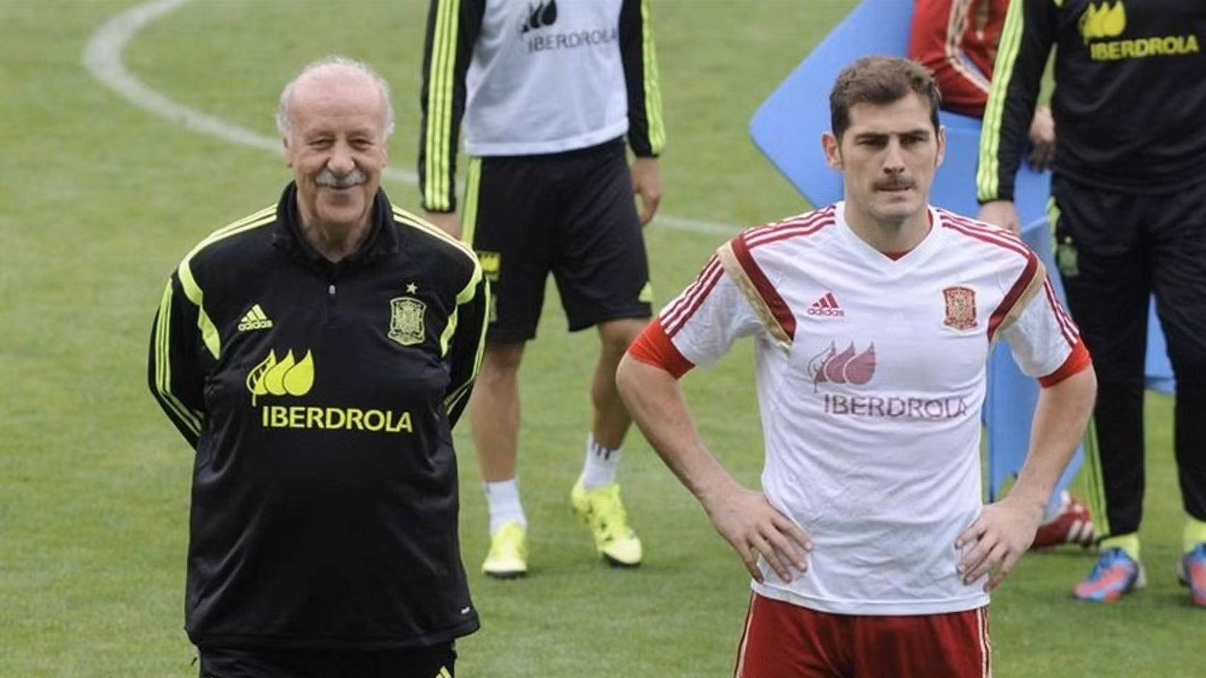Vicente del Bosque e Iker Casillas en un entrenamiento de España en el Mundial de Brasil 2014.