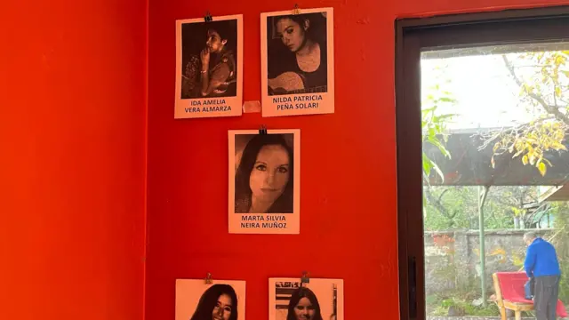 La imagen muestra cinco fotografías en blanco y negro de mujeres identificadas que fueron secuestradas durante el régimen de Pinochet y torturadas en el centro de detención. Las fotografías, que rinden homenaje a estas mujeres, están colgadas en una pared de color rojo vivo en el interior del memorial.