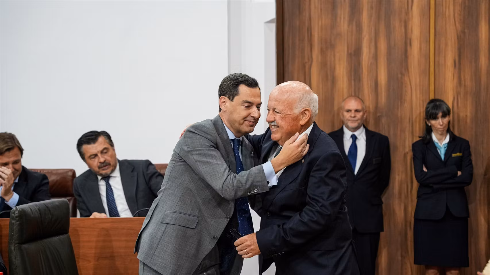 Juanma Moreno felicita a Jesús Aguirre en la sesión parlamentaria inaugural del 11 de junio