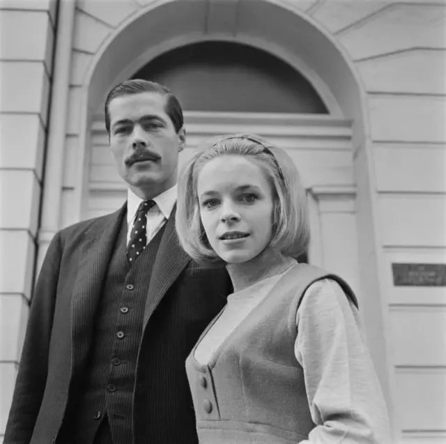 John Bingham, quien más tarde se convertiría en el séptimo conde de Lucan, y Veronica Mary Duncan anuncian su compromiso; Reino Unido, 14 de octubre de 1963. Él desapareció en noviembre de 1974, después de que la niñera de sus hijos fuera hallada asesinada en el domicilio familiar.