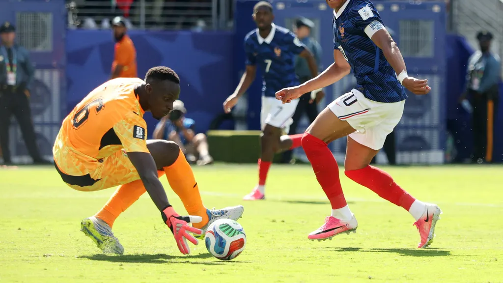Mbappé no controla el balón ante Mendy.