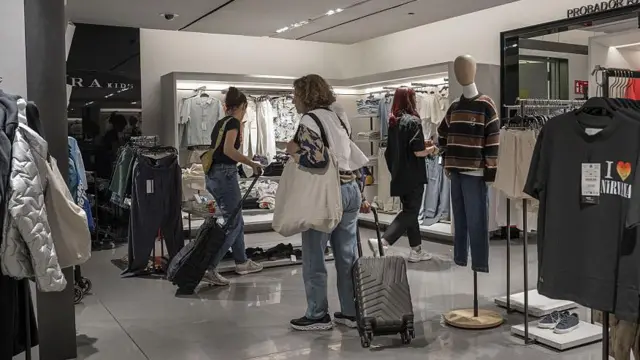 Visitantes argentinos realizan compras en el centro comercial Parque Arauco, en Santiago de Chile, el viernes 3 de octubre de 2025.