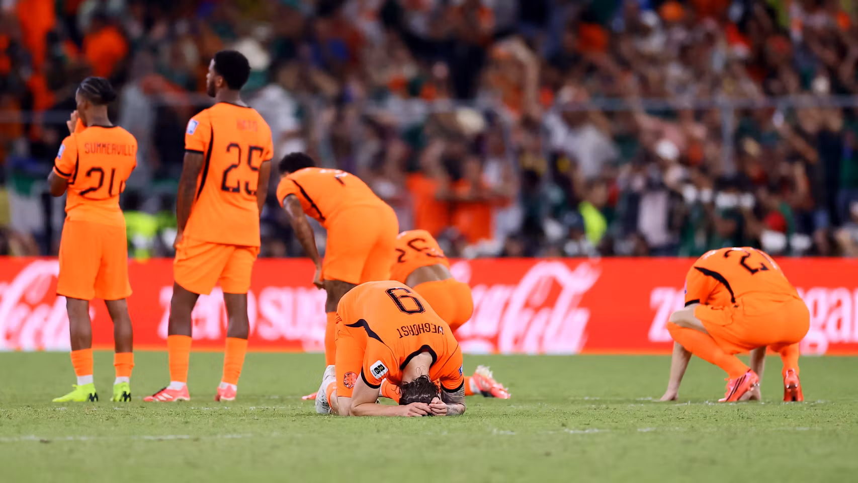 Los jugadores de Países Bajos se lamentan tras la eliminación ante Marruecos.