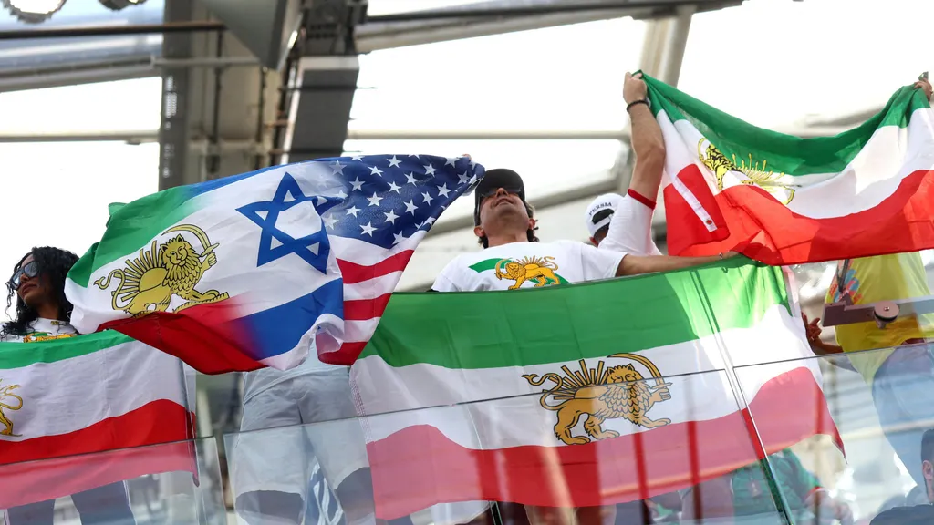 Banderas contra el regimen iraní en el debut en el Mundial.