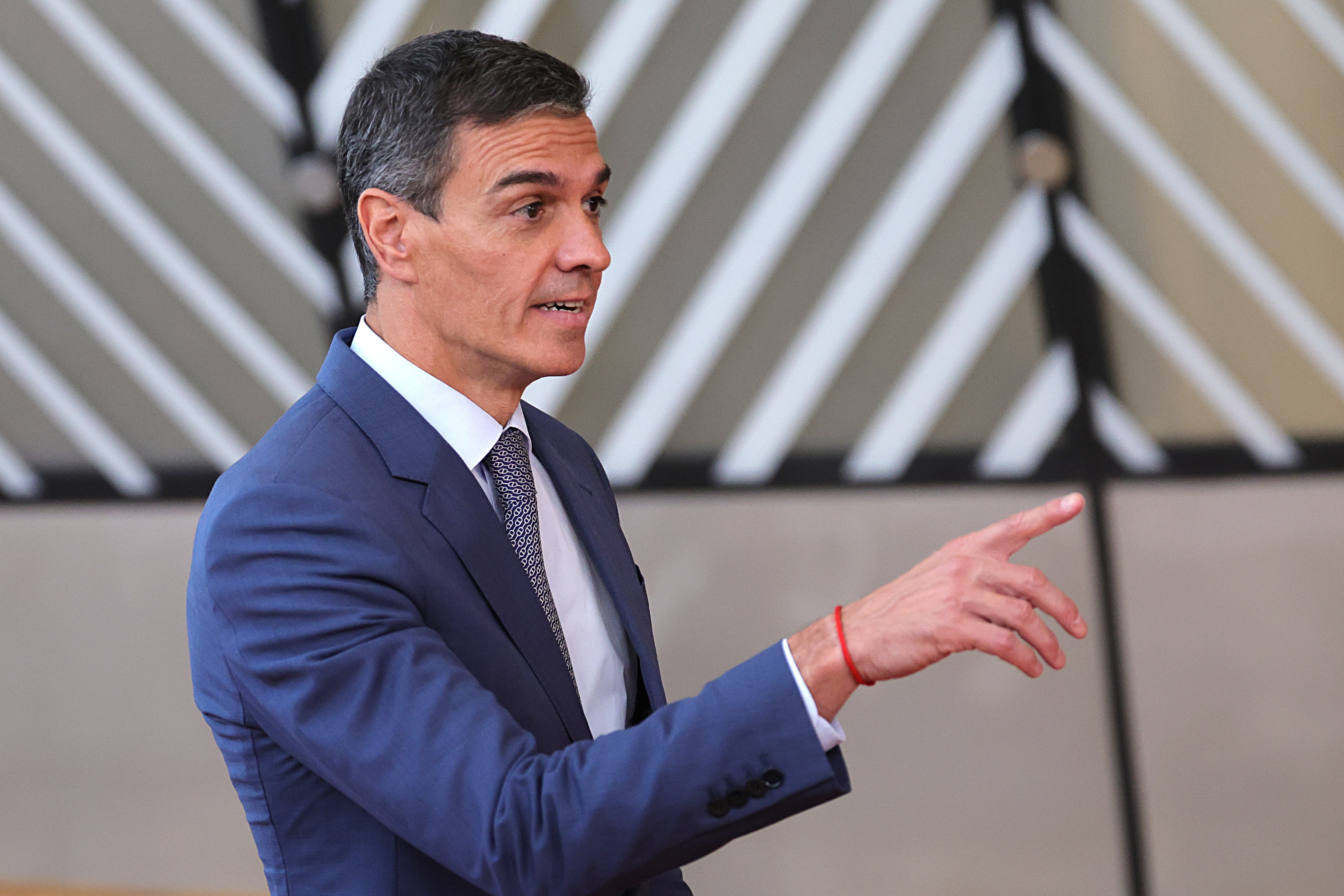 Pedro Sánchez atiende a los medios a su llegada a Bruselas.